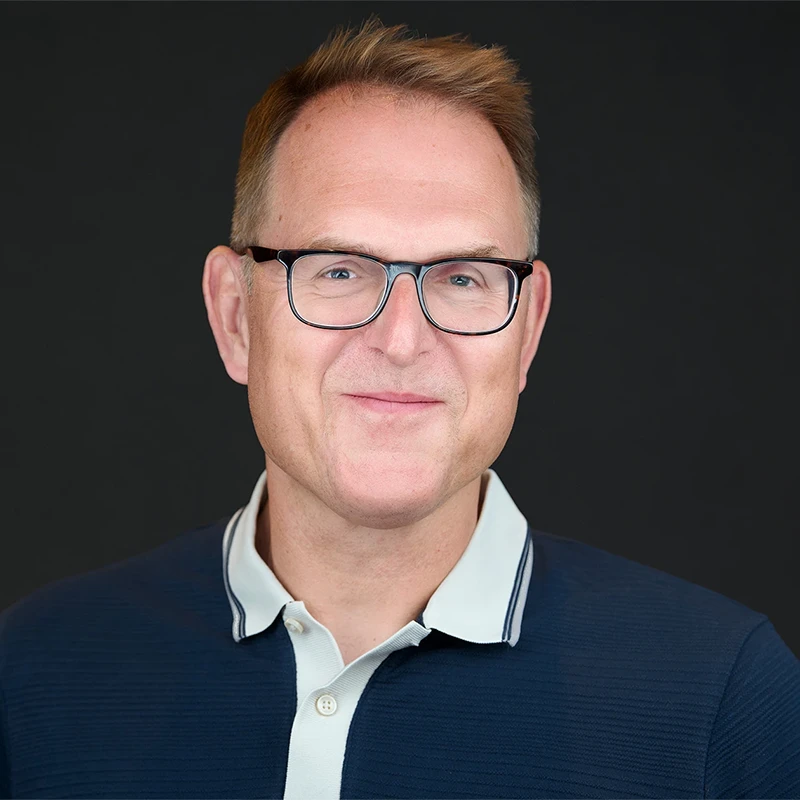 Professional outfit ideas for headshots: clean lines, mid-tone colours, and simple textures