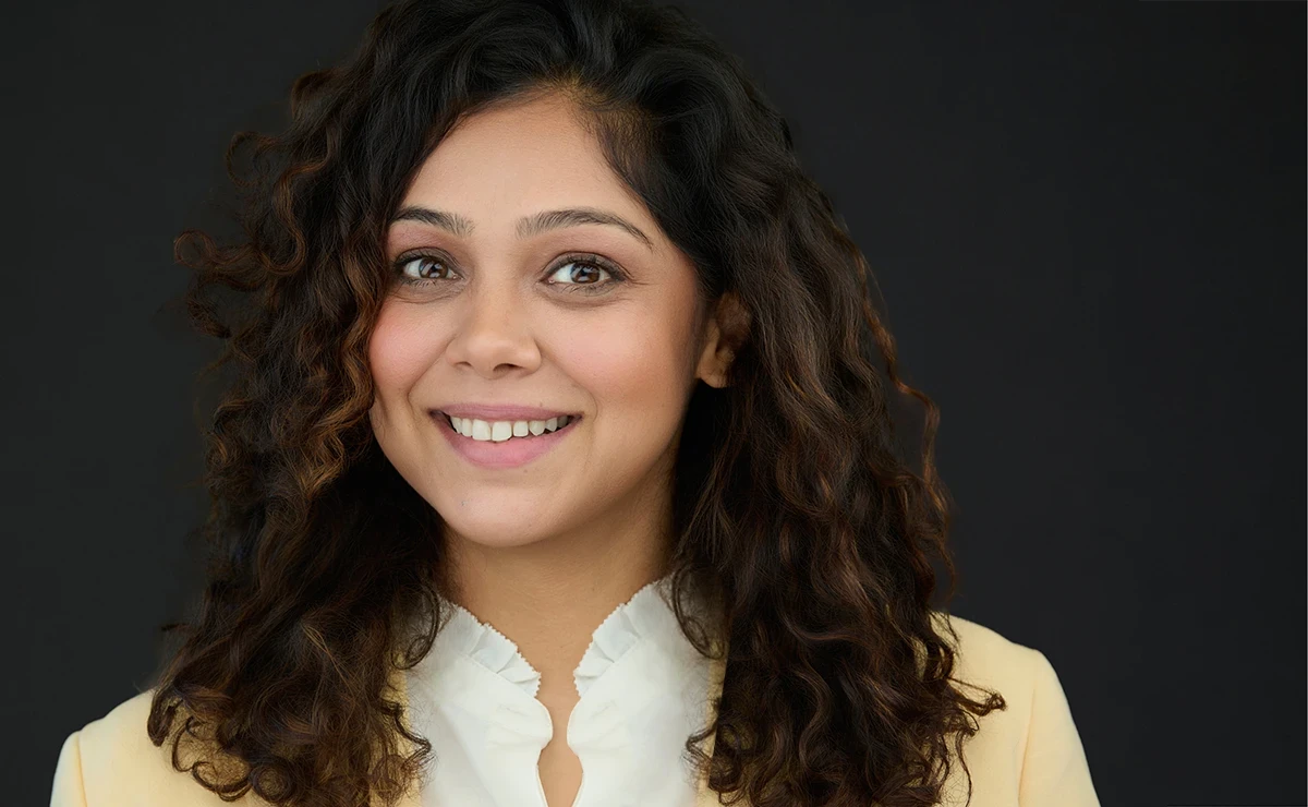 Professional portrait demonstrating ideal background choice and subject positioning